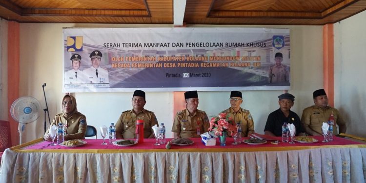 Bupati Bolsel Serahkan Kunci Rumah Khusus Nelayan