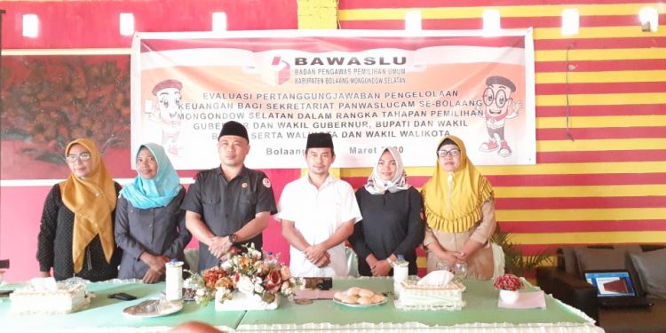 Bawaslu Bolsel Latih Sekertariat Panwaslu Kelola Keuangan