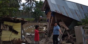 Peduli Bencana, Amalia Salurkan Bantuan Kepada Korban Banjir di Bolmut