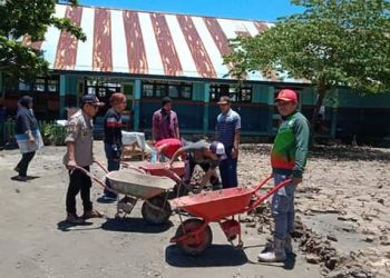 Sekretariat DPRD Bolmut Bantu Bersihkan Lumpur di SMPN 2 Biontong Satu