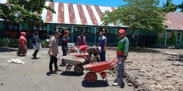 Sekretariat DPRD Bolmut Bantu Bersihkan Lumpur di SMPN 2 Biontong Satu