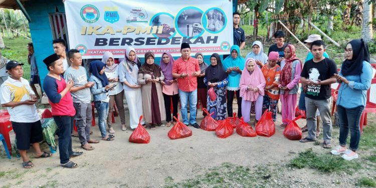 Jelang Muscab, IKA PMII Bolsel Berbagi Bersama Kaum Dhuafa