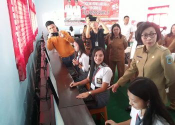 Yasti Buka UNBK di SMK Poopo