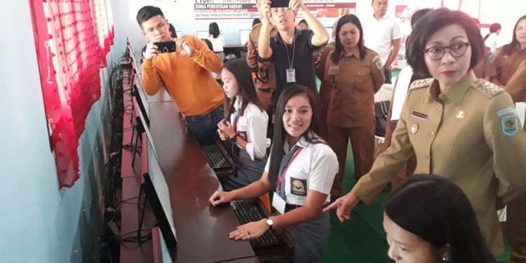 Yasti Buka UNBK di SMK Poopo