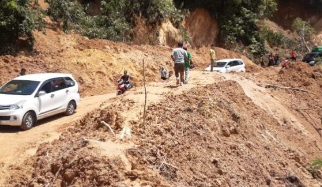 Jalan Tertimbun Longsor di Bolmut Sudah Bisa Dilewati