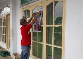 Selain Penyemprotan Desinfektan, Pemkab Bolmong Tempel Flyer di Rumah Warga