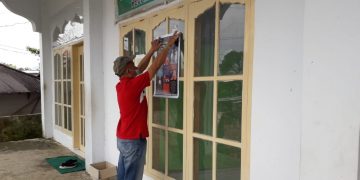 Selain Penyemprotan Desinfektan, Pemkab Bolmong Tempel Flyer di Rumah Warga