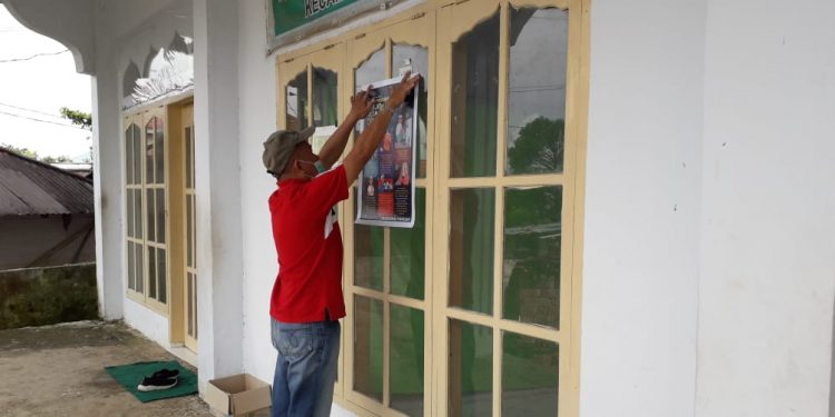 Selain Penyemprotan Desinfektan, Pemkab Bolmong Tempel Flyer di Rumah Warga