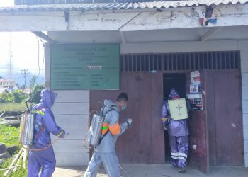 Sterilkan Tempat Usaha Warga, Disperindagkop UMKM Bolsel Semprot Desinfektan