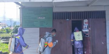 Sterilkan Tempat Usaha Warga, Disperindagkop UMKM Bolsel Semprot Desinfektan