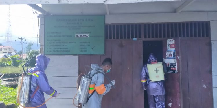 Sterilkan Tempat Usaha Warga, Disperindagkop UMKM Bolsel Semprot Desinfektan