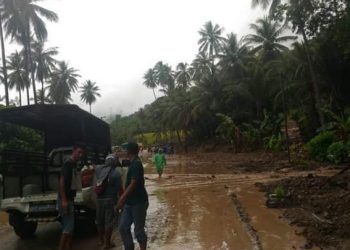 Akibat Longsor, Lumpur Menggenangi Jalan Trans Desa Sampiro