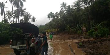 Akibat Longsor, Lumpur Menggenangi Jalan Trans Desa Sampiro