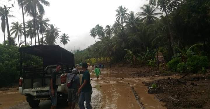 Akibat Longsor, Lumpur Menggenangi Jalan Trans Desa Sampiro