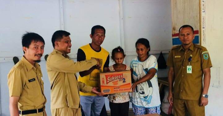 Dinsos Bolmong Salurkan Bantuan Korban Kebakaran di Desa Pindol