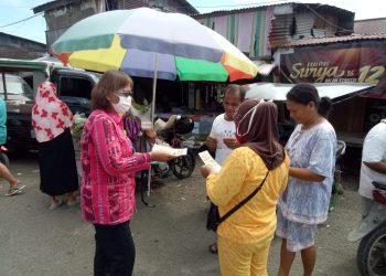 Puskesmas Lolak Sosialisasi Covid-19, Dengan Membagikan Leaflet