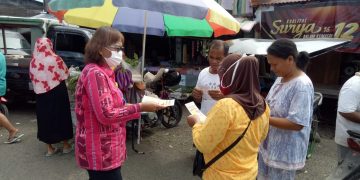 Puskesmas Lolak Sosialisasi Covid-19, Dengan Membagikan Leaflet