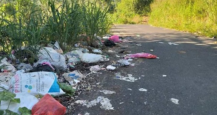 Jalur Tungoi 2 – Tanoyan Dikeluhkan Pelintas, Sampah Bertumpuk di Pinggir Jalan