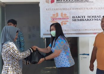Bawaslu Bolsel Berbagi Sembako dan Masker Bagi Warga Kurang Mampu