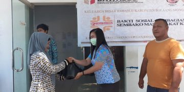 Bawaslu Bolsel Berbagi Sembako dan Masker Bagi Warga Kurang Mampu