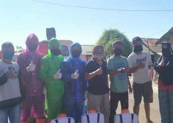 Tekan Wabah Covid-19, Pemdes Motolohu Semprot Disinfektan ke Rumah Warga