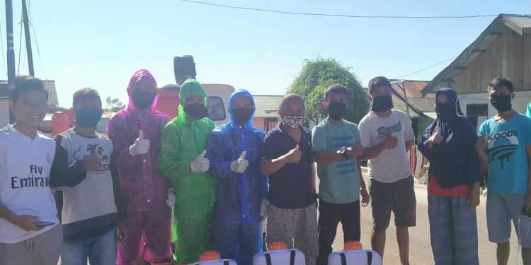 Tekan Wabah Covid-19, Pemdes Motolohu Semprot Disinfektan ke Rumah Warga