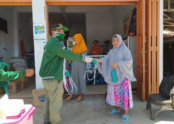 Peduli, Fraksi PKB Bolmong Bagikan Masker Gratis