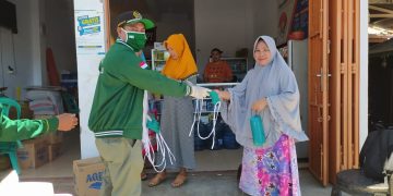 Peduli, Fraksi PKB Bolmong Bagikan Masker Gratis