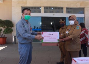 Peduli Masyarakat Lingkar Tambang, PT CONCH Salurkan 2000 Masker dan 30 Unit Alat Pengukur Suhu Tubuh