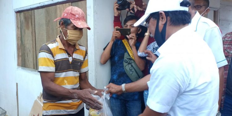 Begitu Dicintai Masyarakat, Eyang Terima Pujian Dan Doa Saat Menyalurkan Sembako