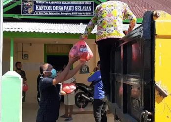 Sekcam Bolaang Itang Barat dan Tagana Salurkan Bantuan Sembako di Tiap Desa