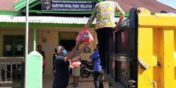 Sekcam Bolaang Itang Barat dan Tagana Salurkan Bantuan Sembako di Tiap Desa