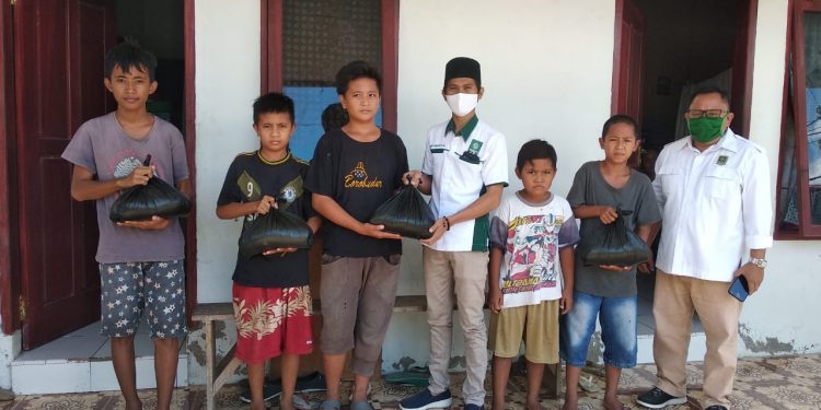 Hardiknas di Tengah Pandemi Covid-19, Garda Bangsa Kotamobagu Bagi Sembako ke Siswa Tak Mampu