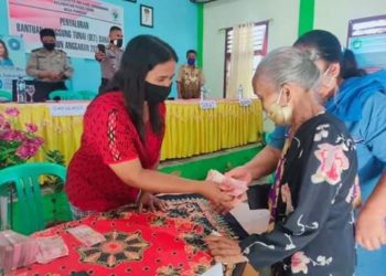 102 Kepala Keluarga Desa Pangian Terima BLT