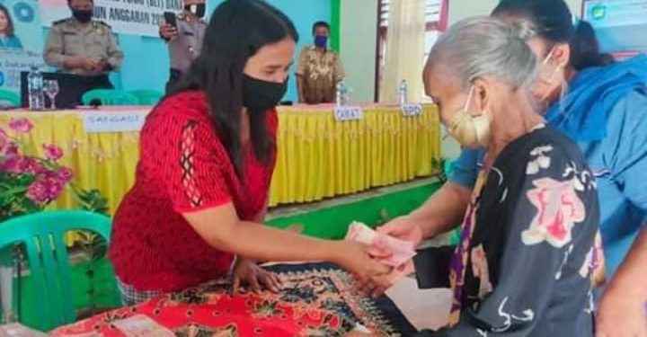 102 Kepala Keluarga Desa Pangian Terima BLT