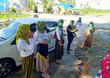 PC Fatayat NU Boltim Bagi Masker dan Takjil Gratis