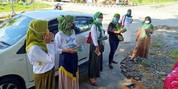 PC Fatayat NU Boltim Bagi Masker dan Takjil Gratis