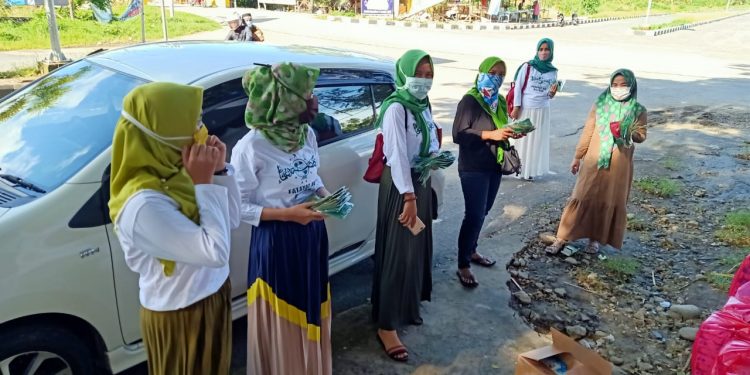 PC Fatayat NU Boltim Bagi Masker dan Takjil Gratis