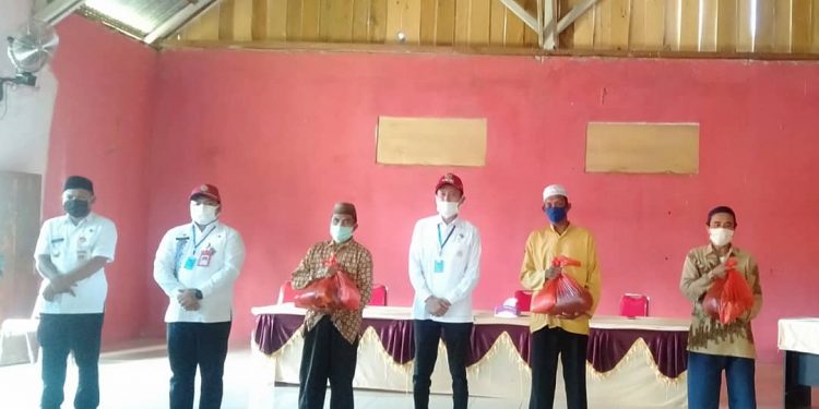 Bupati Bolsel Salurkan Bantuan Untuk Imam Masjid dan Pimpinan Jamaat