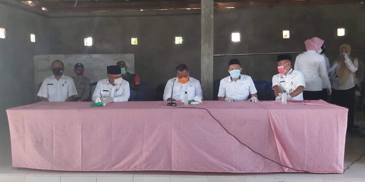 Anggota DPRD Bolmut Hadiri Penyerahan BLT-DD