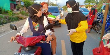 UPTD Puskesmas Modayag Barat Bagi-Bagi Takjil di Perbatasan Boltim-KK