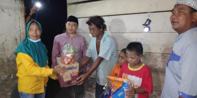 Daniel Pandelisang Warga Desa Tangaga Dapat Santunan Dari Bawaslu Bolsel