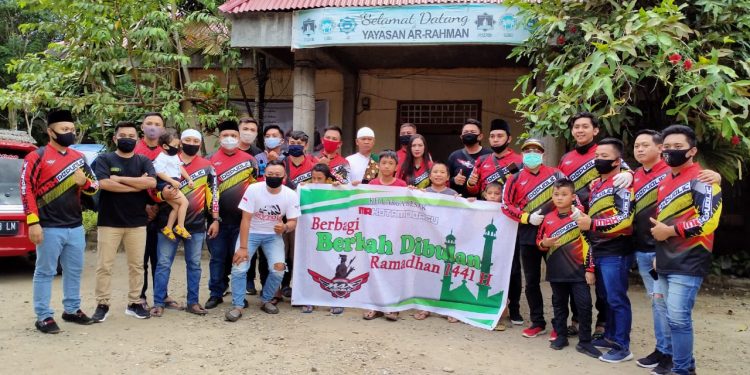 Kompak, MAX Republik Kotamobagu Bagi Takjil, dan Santuni Anak Yatim