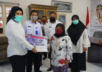 Tatong Serahkan Secara Simbolis Bagi 894 KK Penerima BLT