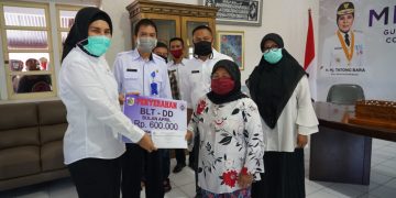 Tatong Serahkan Secara Simbolis Bagi 894 KK Penerima BLT