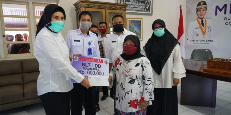 Tatong Serahkan Secara Simbolis Bagi 894 KK Penerima BLT