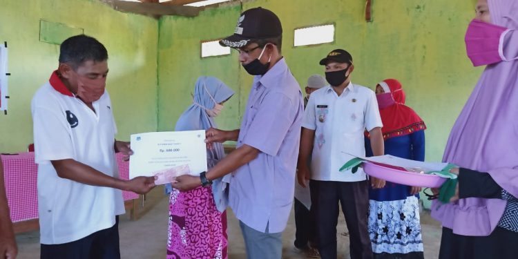 Camat Helumo Hadiri Penyaluran BLT DD di Desa Transpatoa