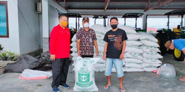 Nayodo Salurkan Bantuan Bibit Ikan Mas Beserta Pakannya