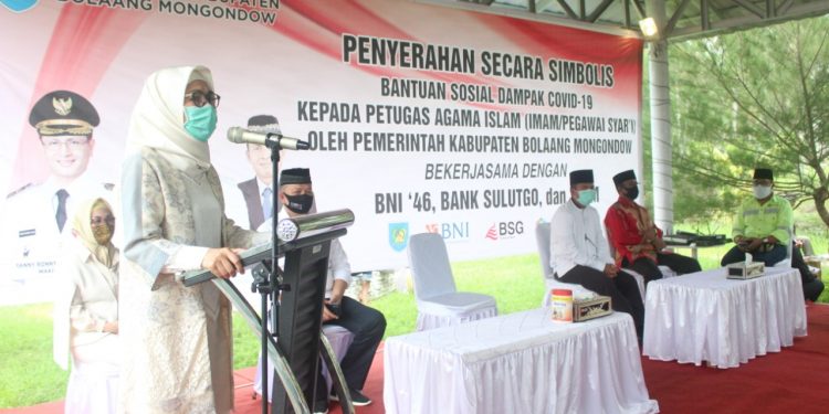 Pemkab Bolmong Salurkan Bantuan kepada Imam dan Pegawai Syar’i di 15 Kecamatan