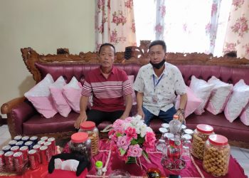 Meski Sibuk, Bupati Bolsel Jenguk Mantan Camat Pintim